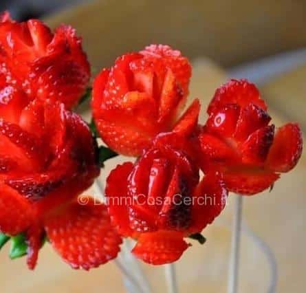 Creare una rosa con le fragole idea per San Valentino
