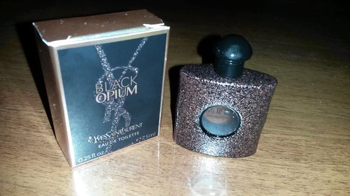 Black Opium, ritira la miniatura omaggio del profumo