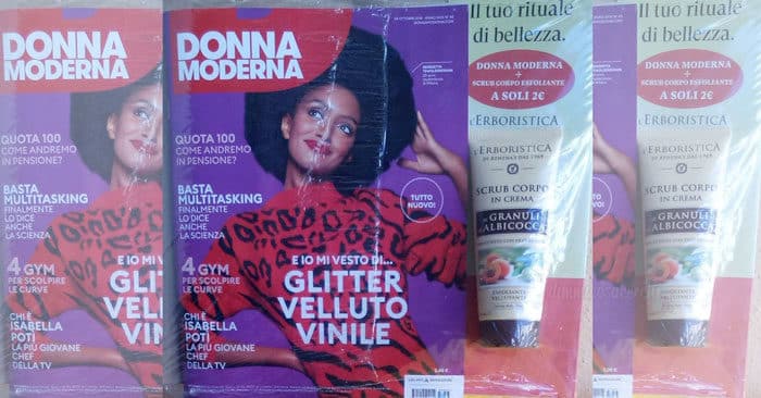 Donna Moderna con scrub corpo L'erboristica